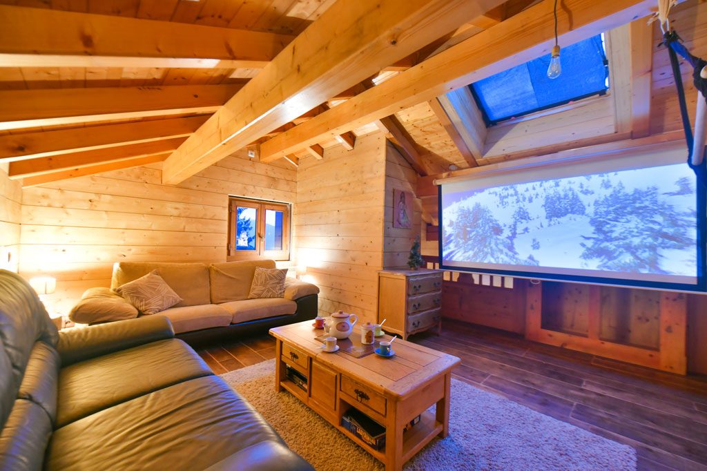 Chalet Plein Sud — salon home cinéma
