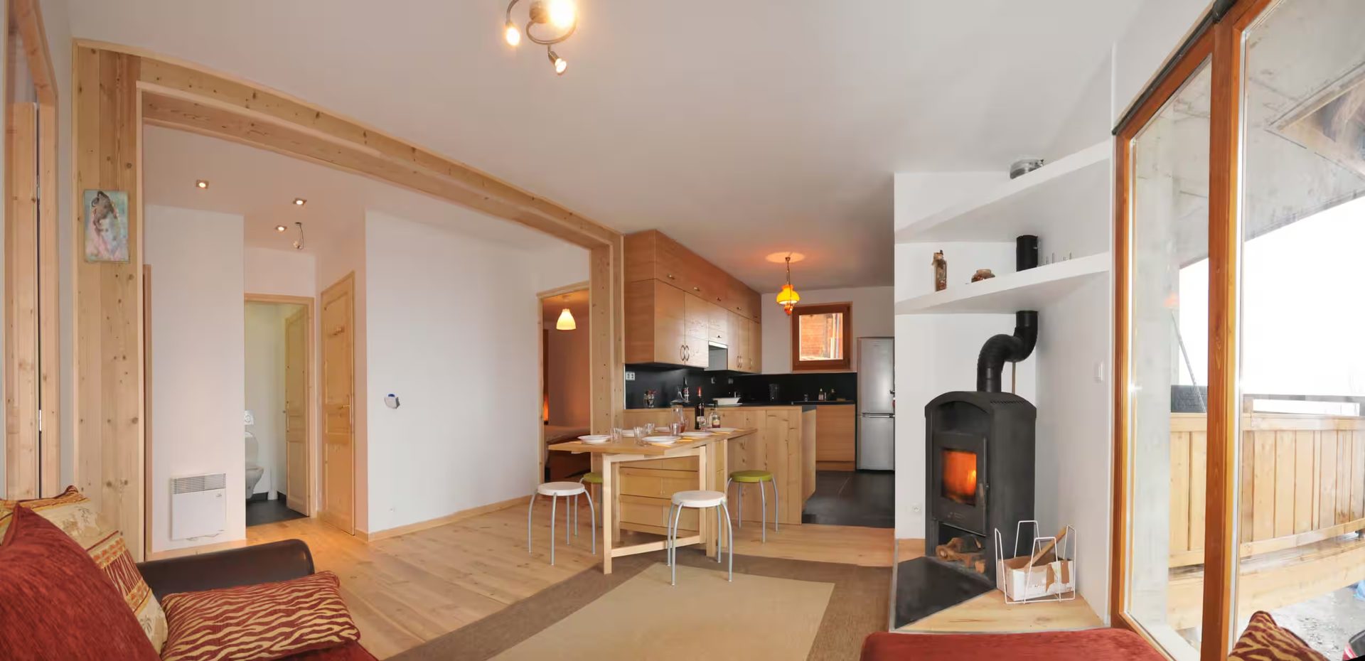 Chalet Plein Sud — séjour et poêle à bois